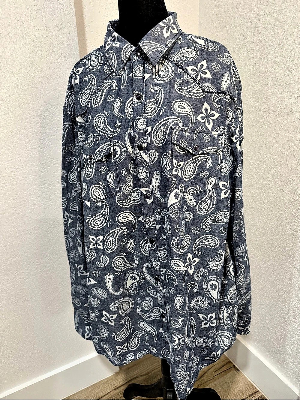 Men's Paisley Button Down in Blue & White Like New